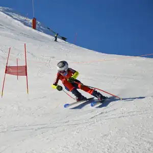 Skieur du Ski-Club Alpina Bulle en slalom géant